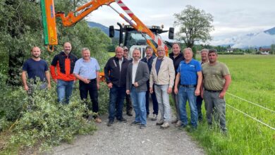 Am Bild: Die Gemeindevertreter aus Kirchbach, Dellach und Kötschach-Mauthen sowie die Wirtschaftshofmitarbeiter mit den neuen Gerätschaften